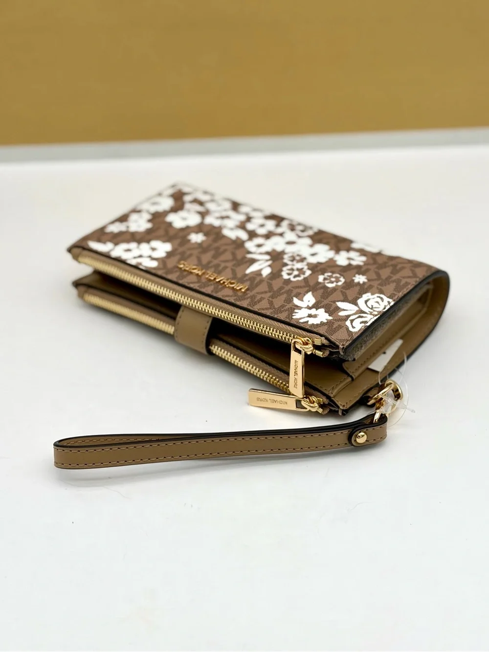 MICHAEL KORS Jet Set Travel Large Printed Signature Logo Wristlet Wallet Camel